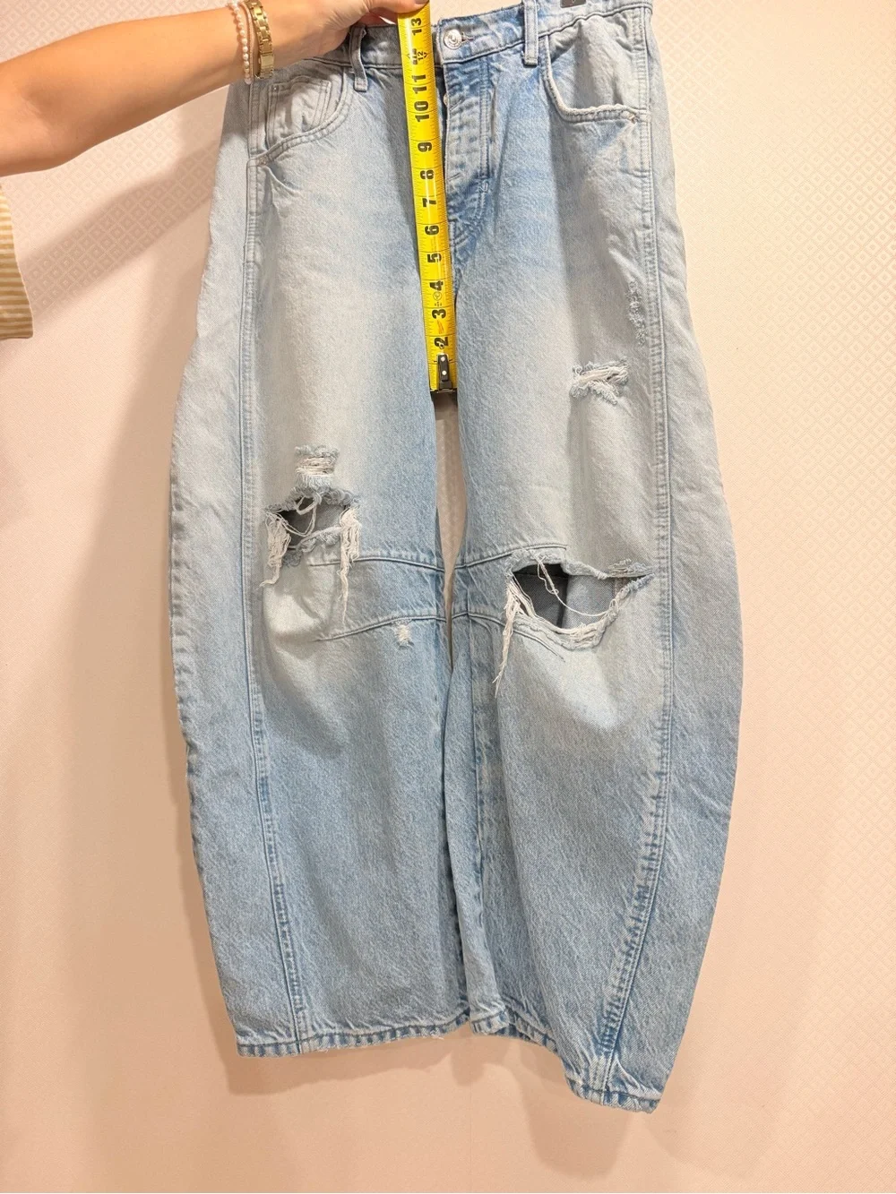 Free People We The Free Distressed Barrel Jeans  Light Wash Wide-Leg Jeans Sz 27